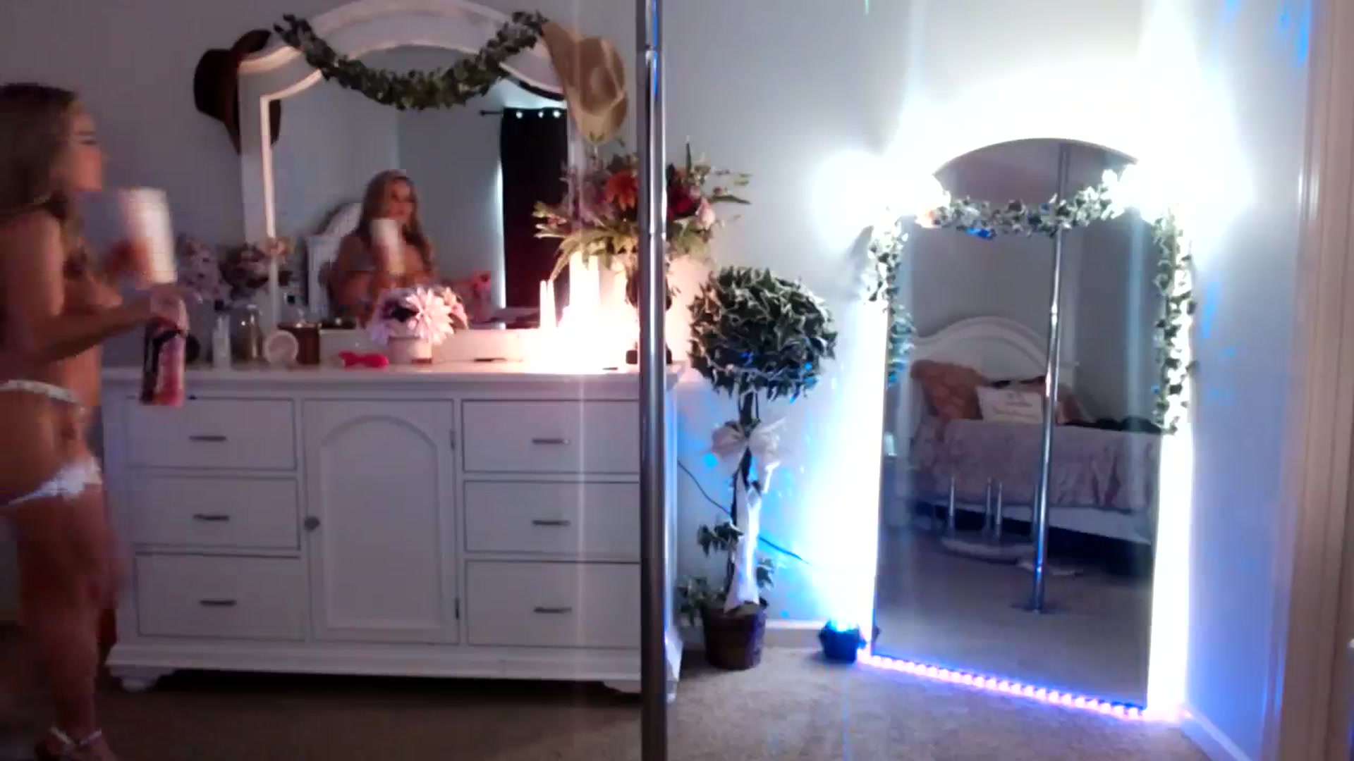 Gallery image thumbnail from MsMarilyn's myfreecams stream on, 11/16/2023, 20:15 image 7 of 20