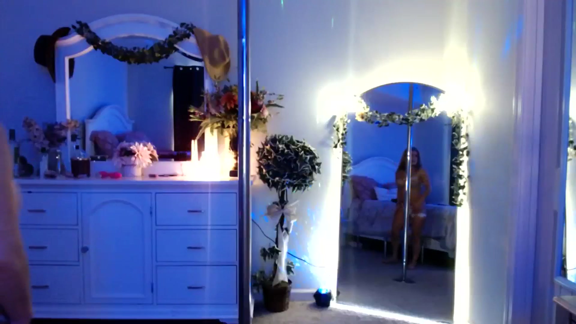 Gallery image thumbnail from MsMarilyn's myfreecams stream on, 11/16/2023, 21:57 image 14 of 20