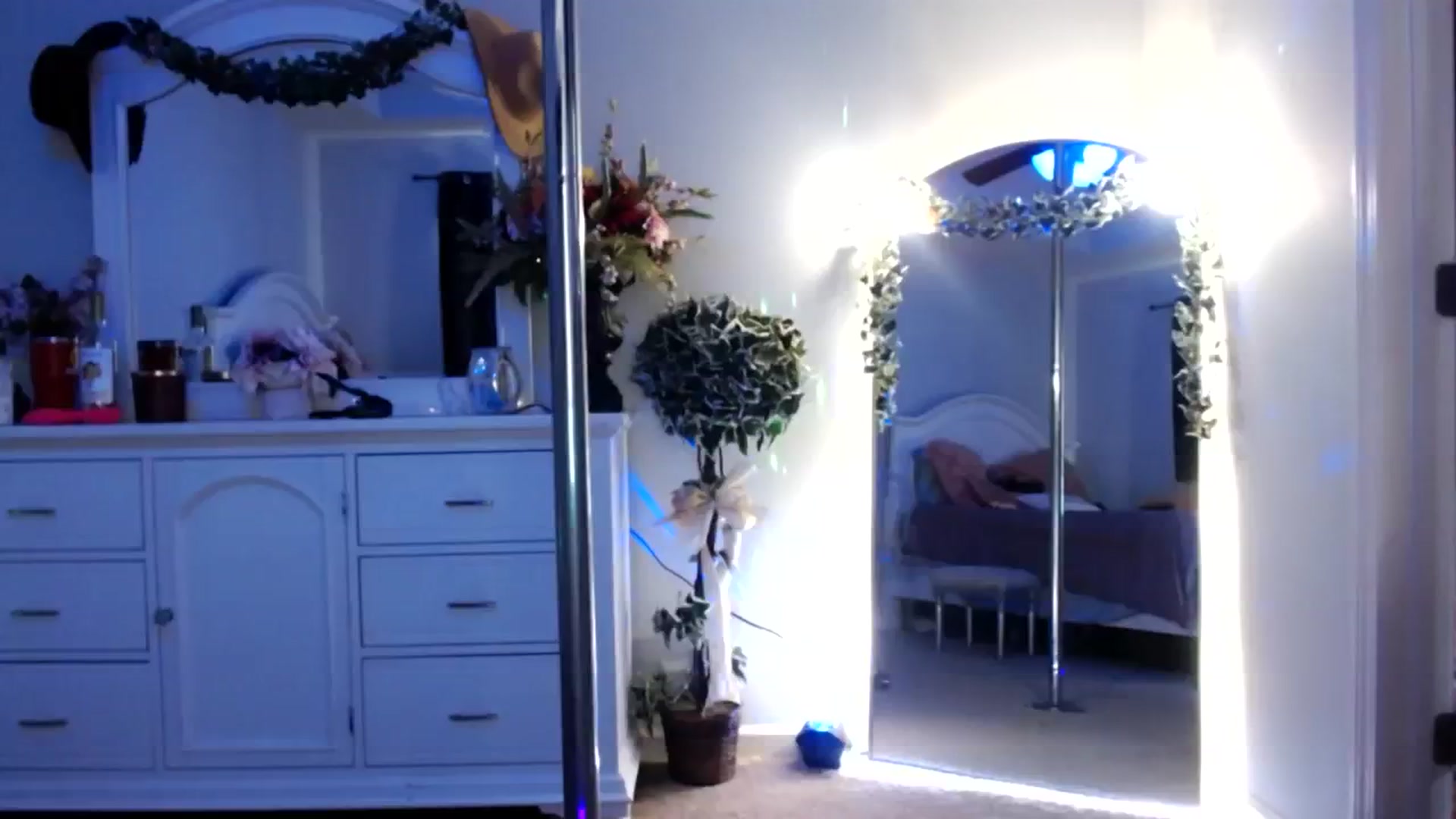 Gallery image thumbnail from MsMarilyn's myfreecams stream on, 11/20/2023, 18:01 image 4 of 20