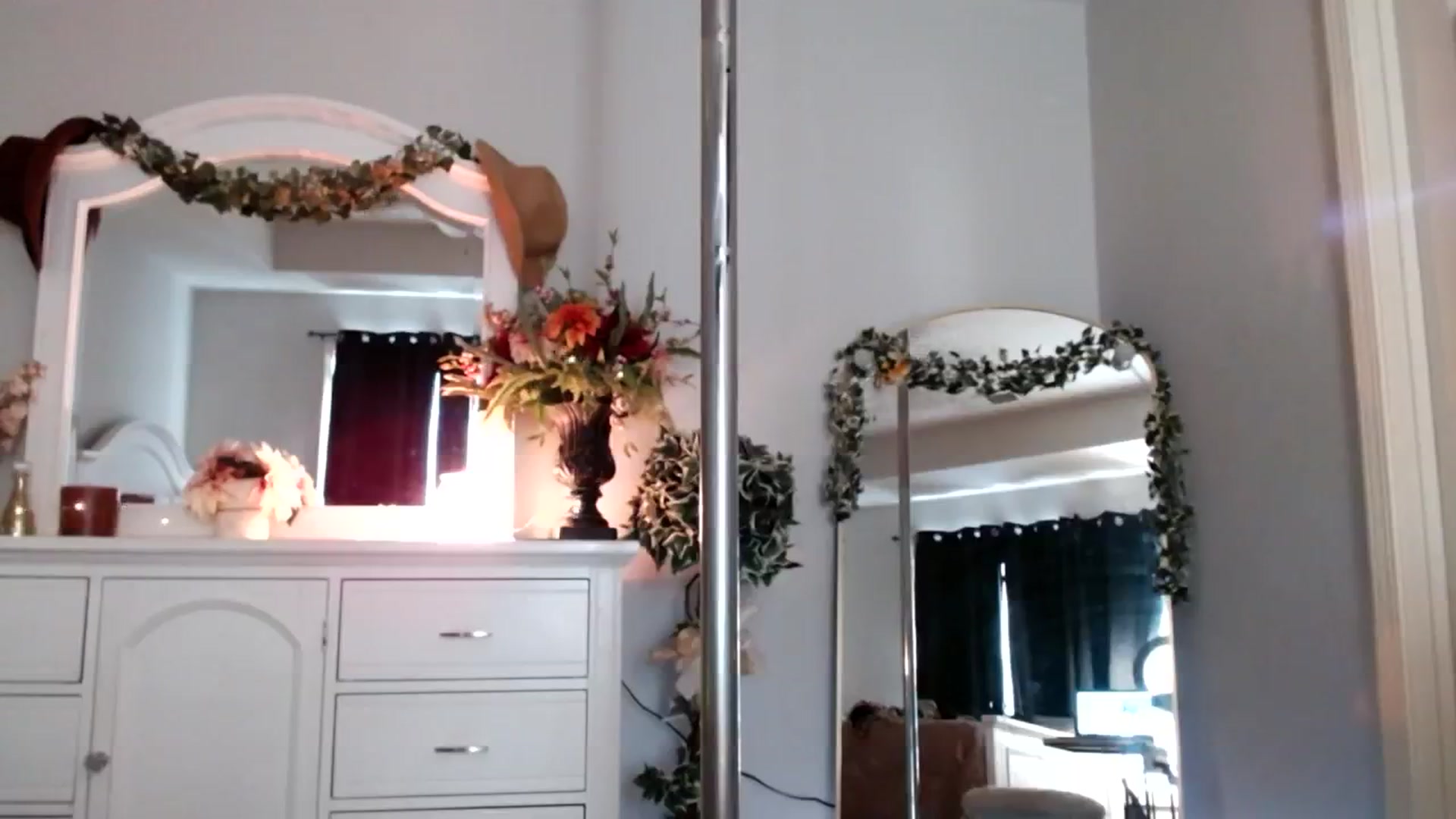 Gallery image thumbnail from MsMarilyn's myfreecams stream on, 12/08/2023, 19:50 image 19 of 20