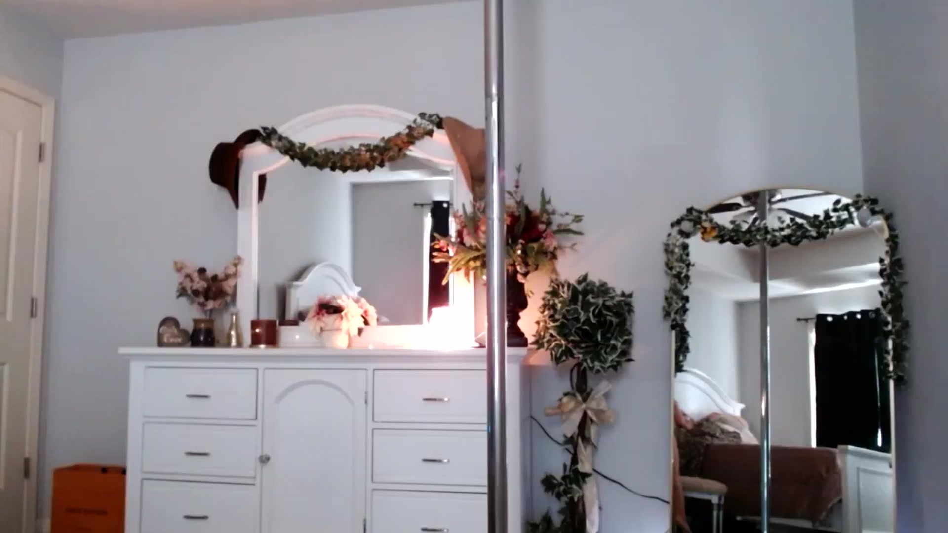 Gallery image thumbnail from MsMarilyn's myfreecams stream on, 12/08/2023, 19:50 image 6 of 20