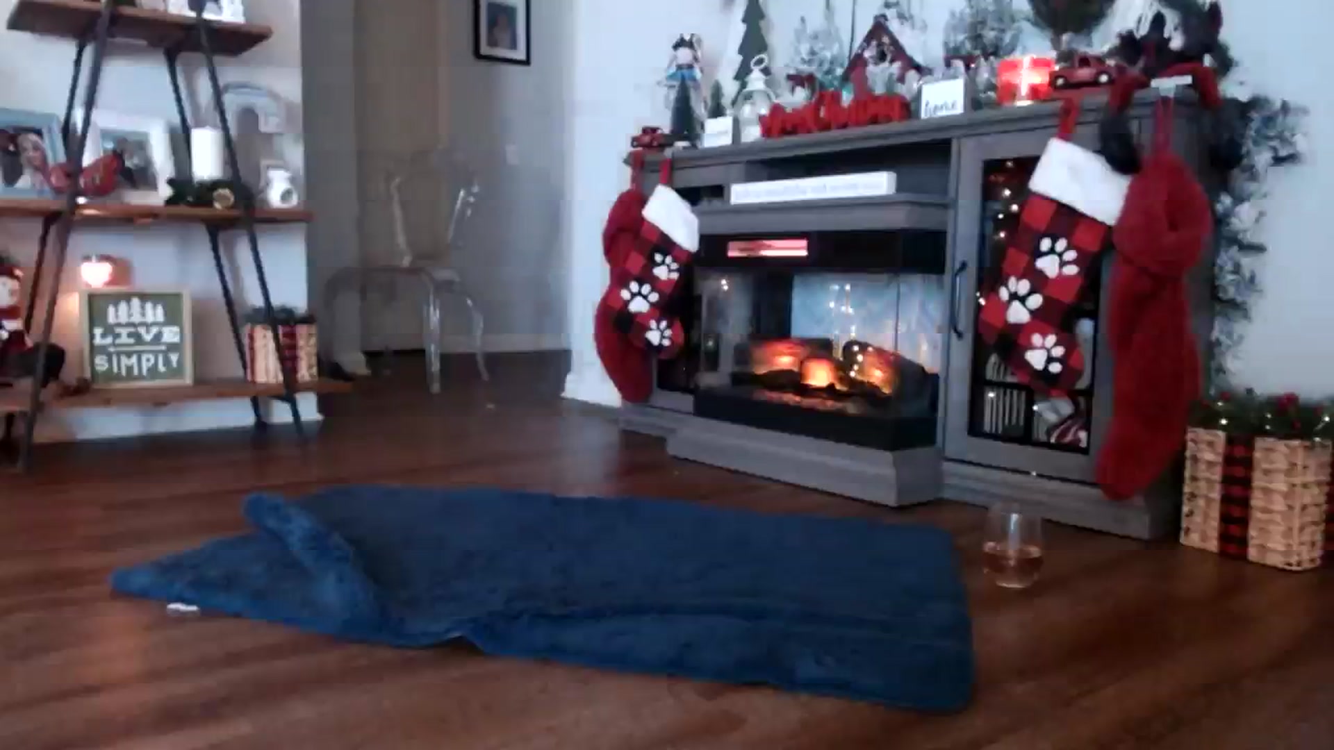 Gallery image thumbnail from MsMarilyn's myfreecams stream on, 12/12/2023, 19:41 image 13 of 20