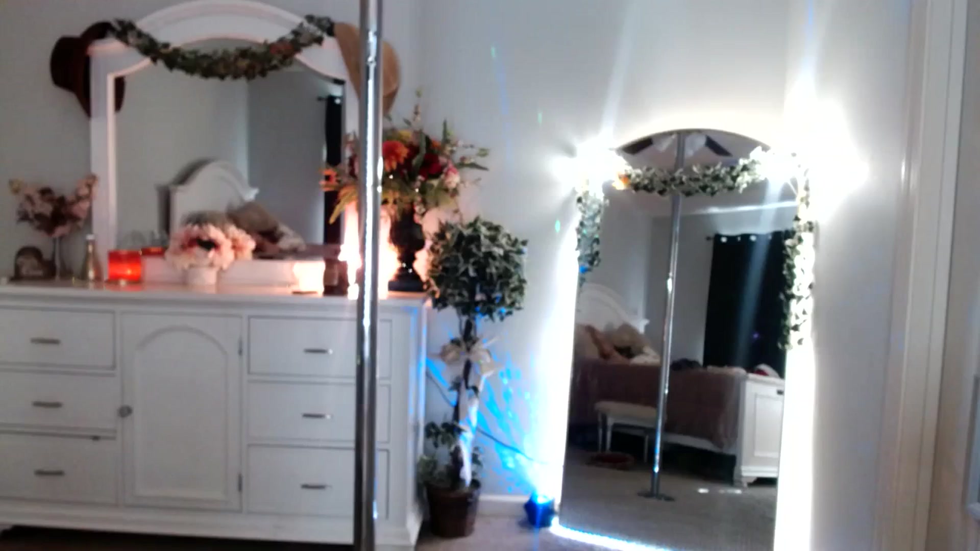 Gallery image thumbnail from MsMarilyn's myfreecams stream on, 12/20/2023, 19:15 image 9 of 20