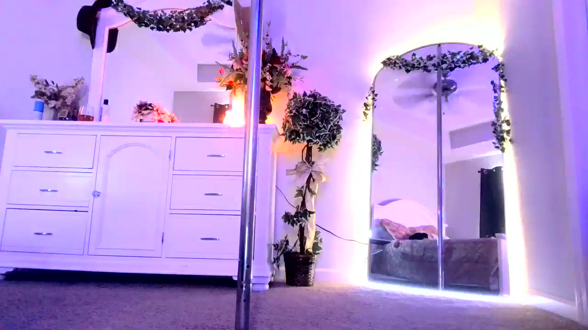 Gallery image thumbnail from MsMarilyn's myfreecams stream on, 01/16/2024, 20:06 image 8 of 20