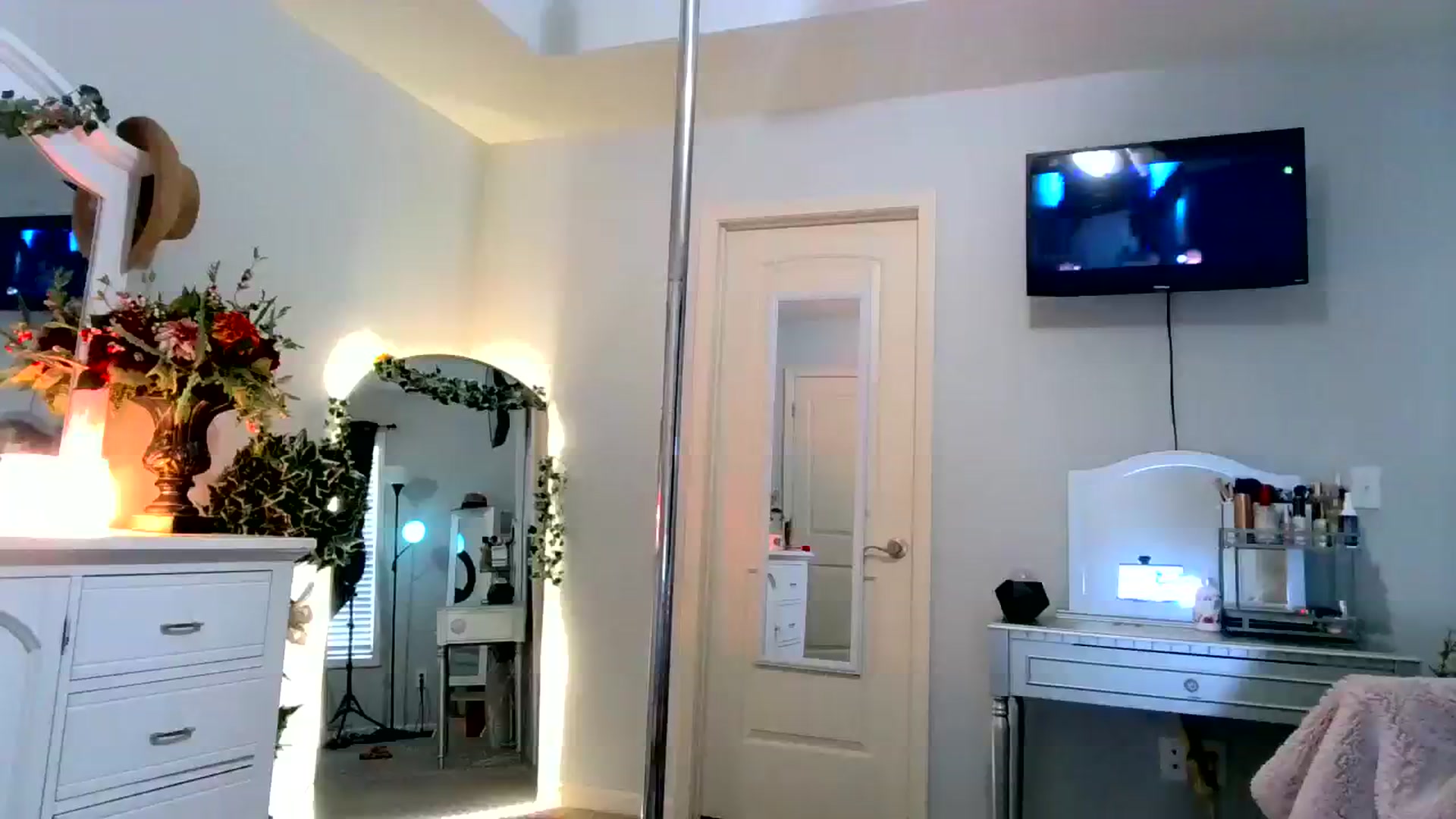 Gallery image thumbnail from MsMarilyn's myfreecams stream on, 01/26/2024, 16:29 image 18 of 20