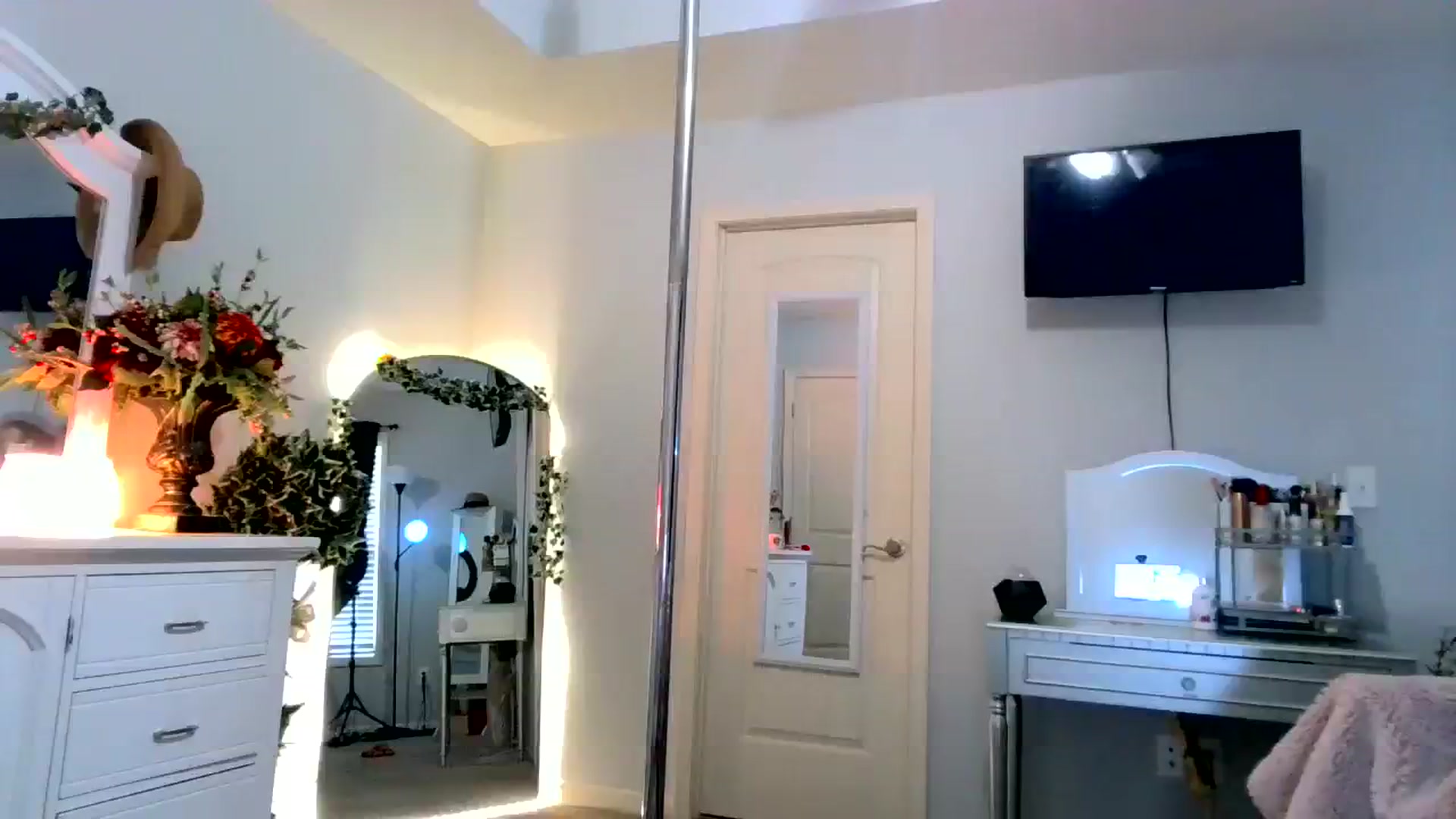 Gallery image thumbnail from MsMarilyn's myfreecams stream on, 01/26/2024, 16:29 image 17 of 20
