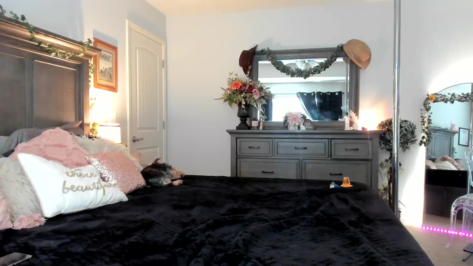 Gallery image thumbnail from MsMarilyn's myfreecams stream on, 03/12/2024, 19:54 image 5 of 20