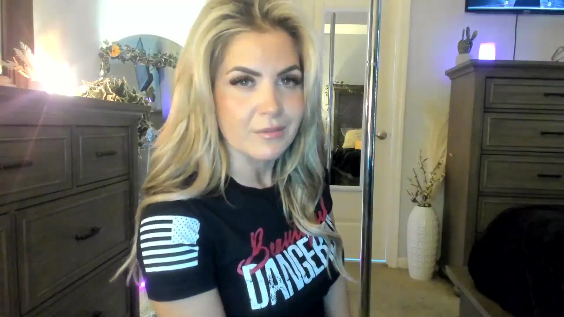 Gallery image thumbnail from MsMarilyn's myfreecams stream on, 03/13/2024, 17:55 image 8 of 20