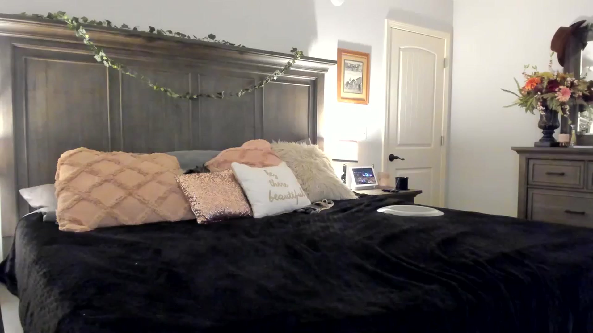 Gallery image thumbnail from MsMarilyn's myfreecams stream on, 04/03/2024, 17:39 image 8 of 20