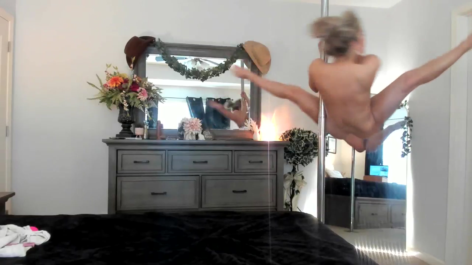 Gallery image thumbnail from MsMarilyn's myfreecams stream on, 04/06/2024, 16:10 image 19 of 20