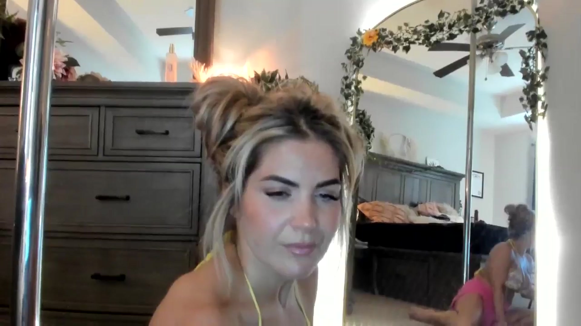 Gallery image thumbnail from MsMarilyn's myfreecams stream on, 05/06/2024, 18:20 image 16 of 20