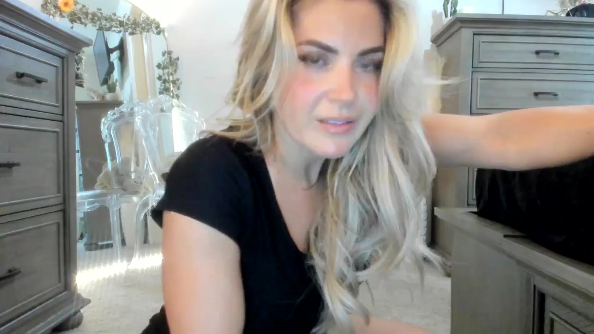 Gallery image thumbnail from MsMarilyn's myfreecams stream on, 05/18/2024, 17:41 image 6 of 20