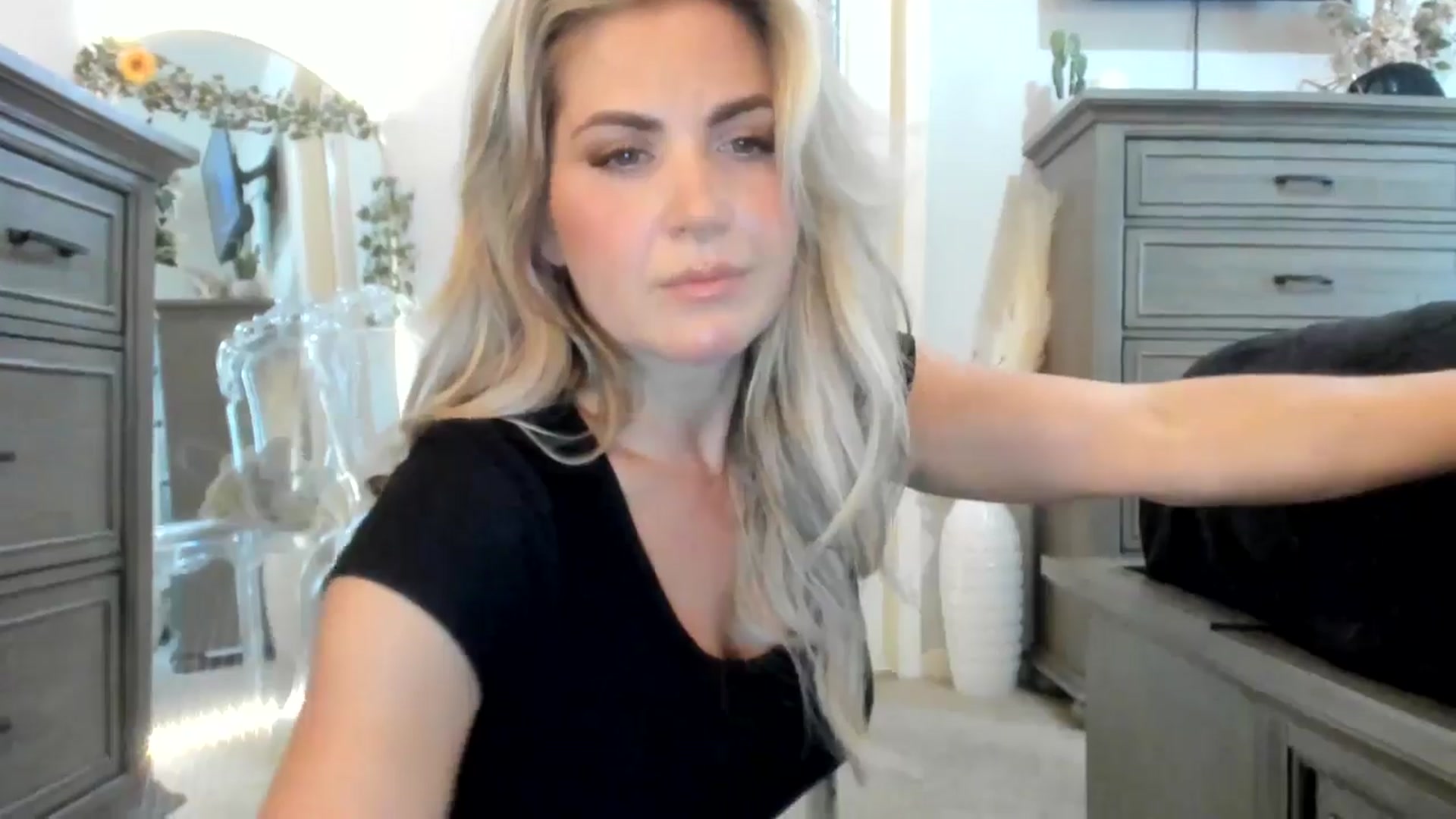 Gallery image thumbnail from MsMarilyn's myfreecams stream on, 05/18/2024, 17:41 image 8 of 20