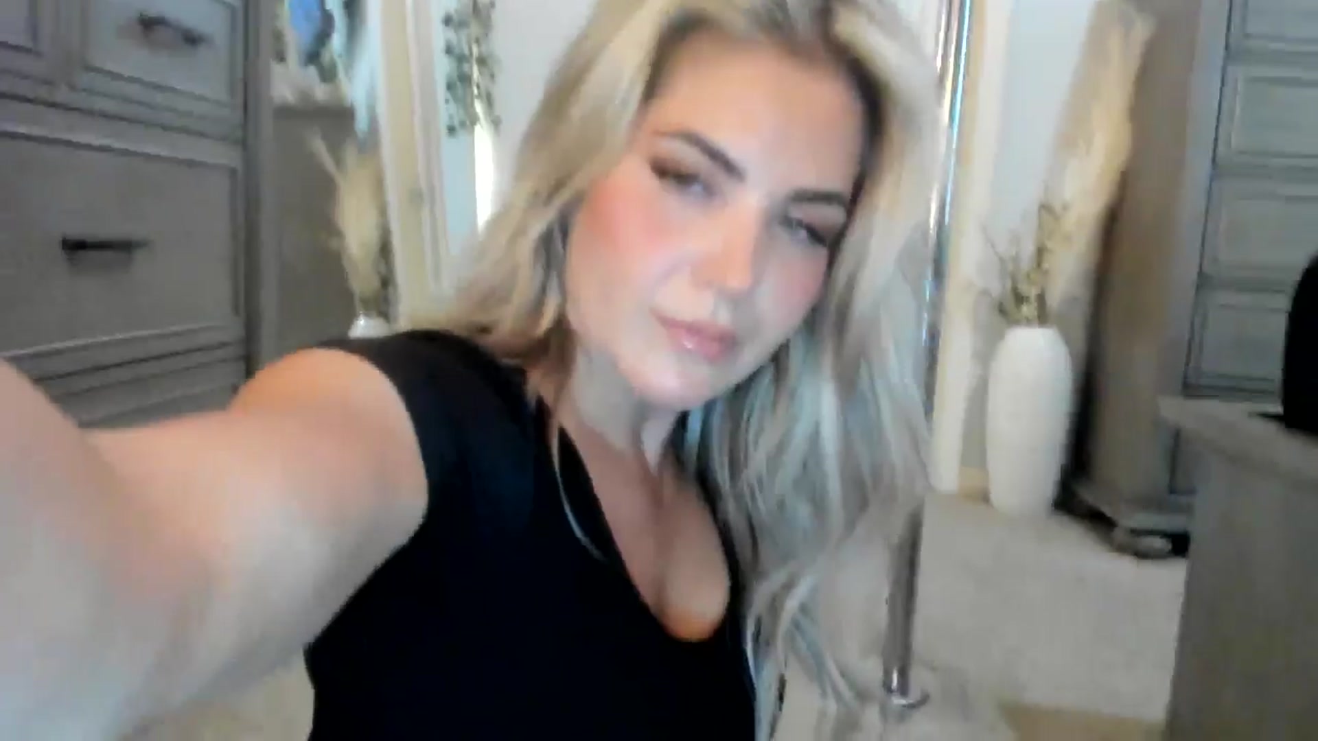 Gallery image thumbnail from MsMarilyn's myfreecams stream on, 05/18/2024, 18:12 image 11 of 20