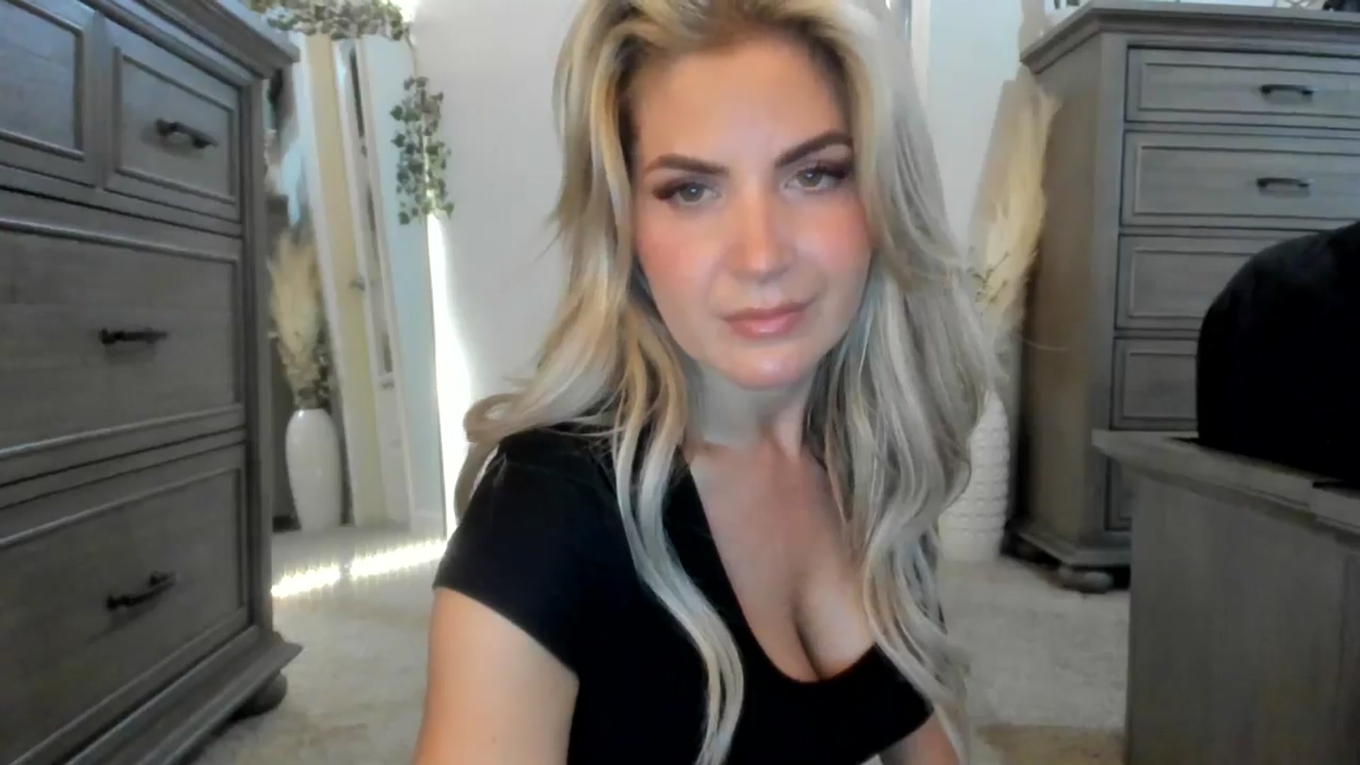 Gallery image thumbnail from MsMarilyn's myfreecams stream on, 05/18/2024, 19:27 image 6 of 20