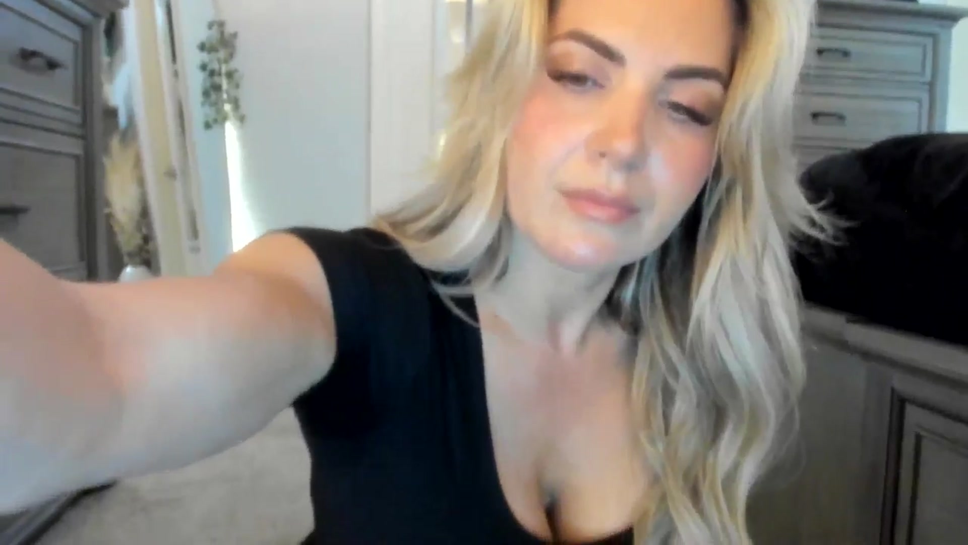 Gallery image thumbnail from MsMarilyn's myfreecams stream on, 05/18/2024, 19:27 image 2 of 20