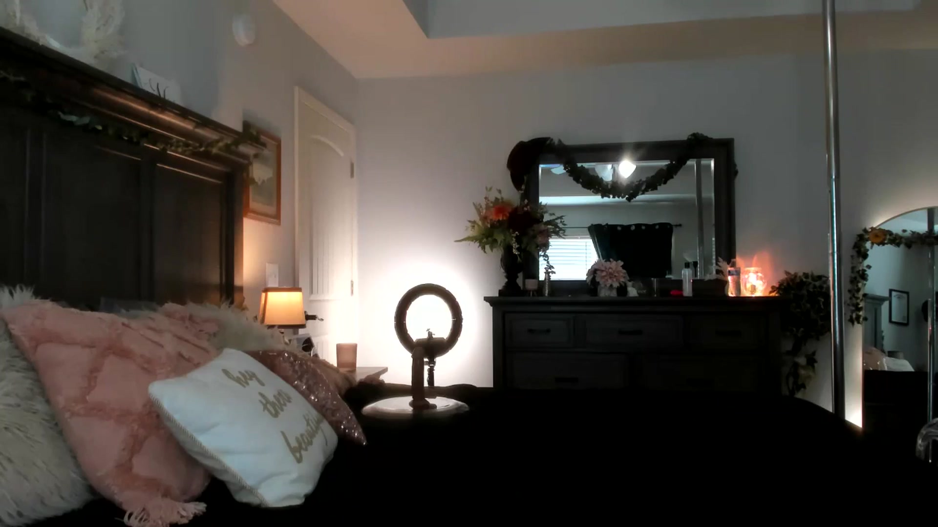 Gallery image thumbnail from MsMarilyn's myfreecams stream on, 05/21/2024, 18:53 image 7 of 20