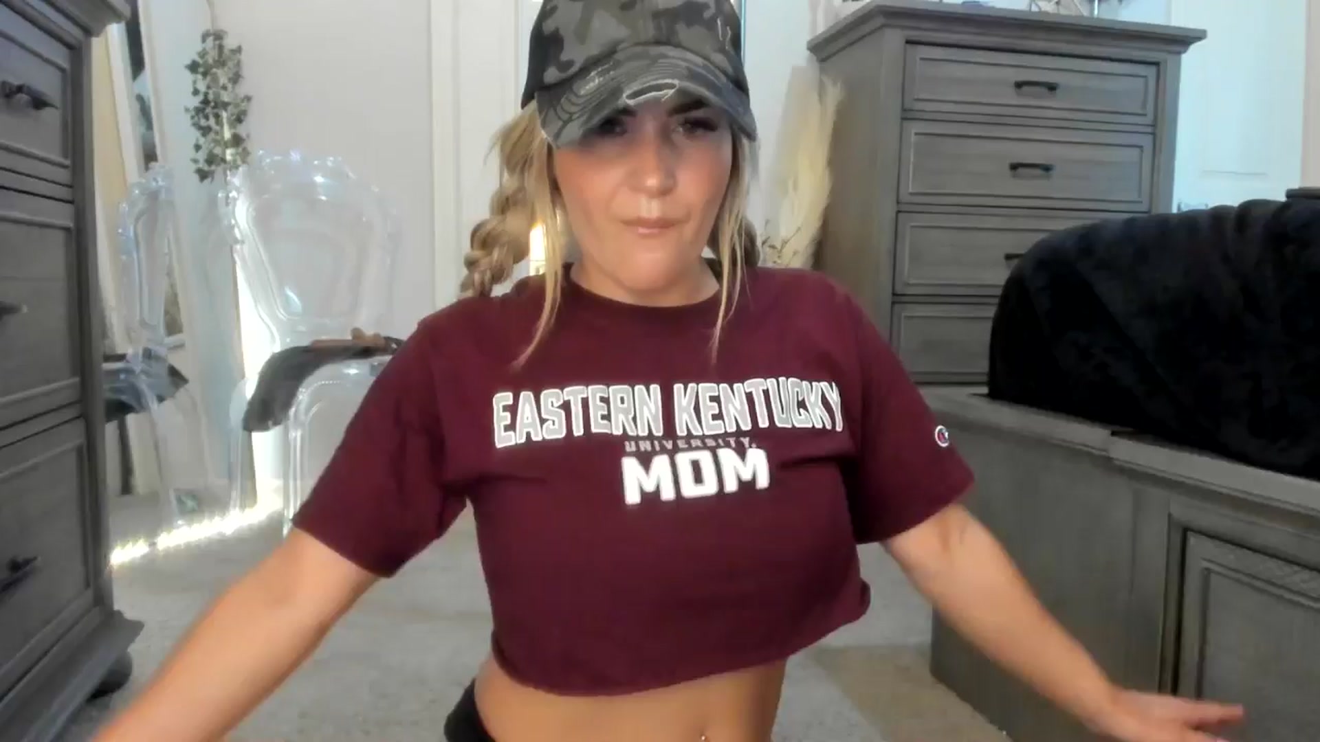 Gallery image thumbnail from MsMarilyn's myfreecams stream on, 05/26/2024, 17:07 image 6 of 20