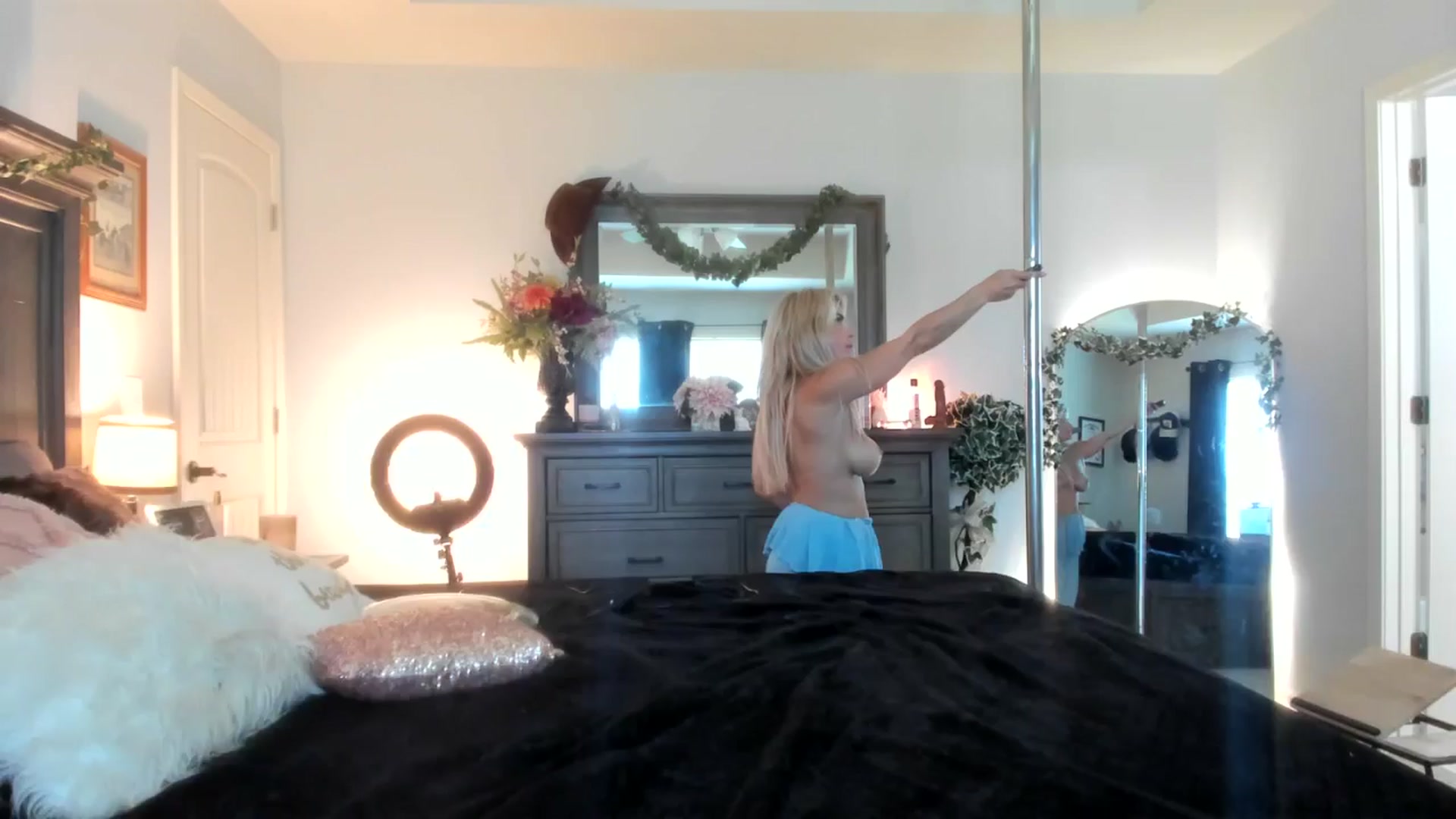 Gallery image thumbnail from MsMarilyn's myfreecams stream on, 05/29/2024, 15:29 image 17 of 20