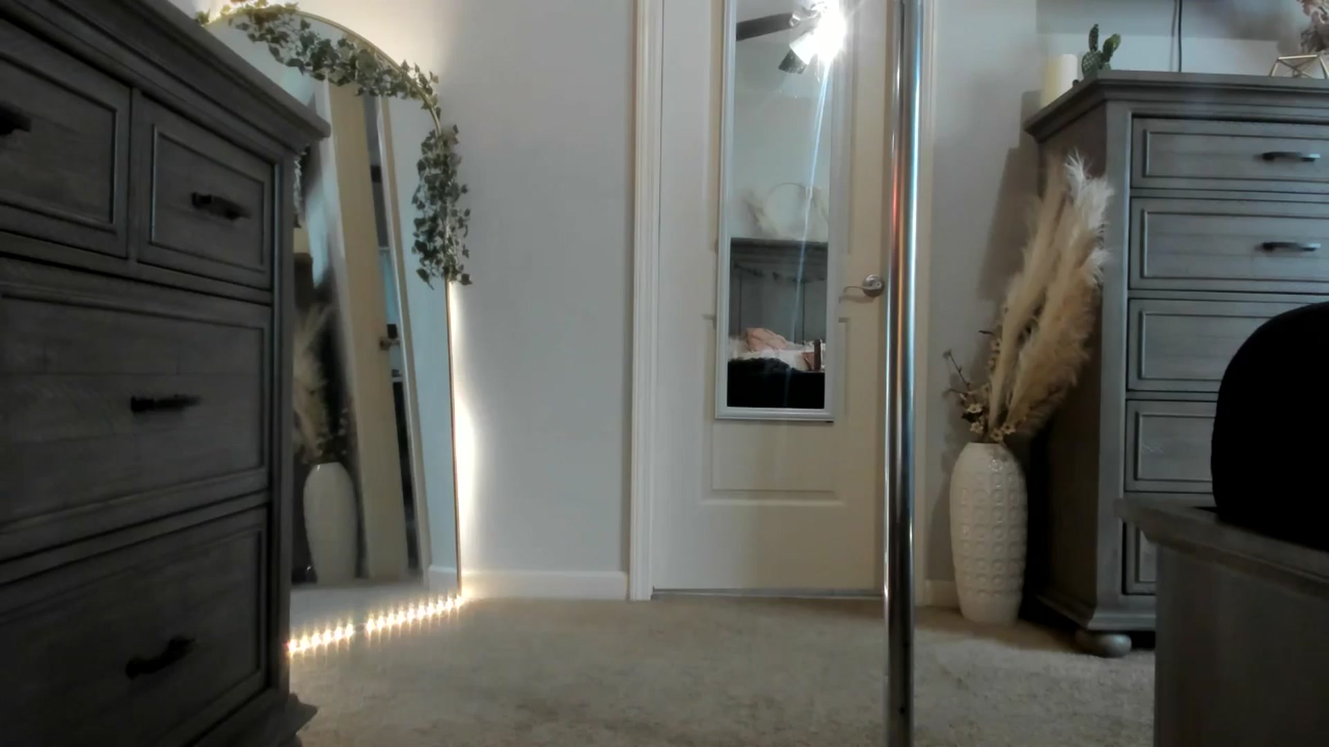 Gallery image thumbnail from MsMarilyn's myfreecams stream on, 06/24/2024, 18:46 image 19 of 20