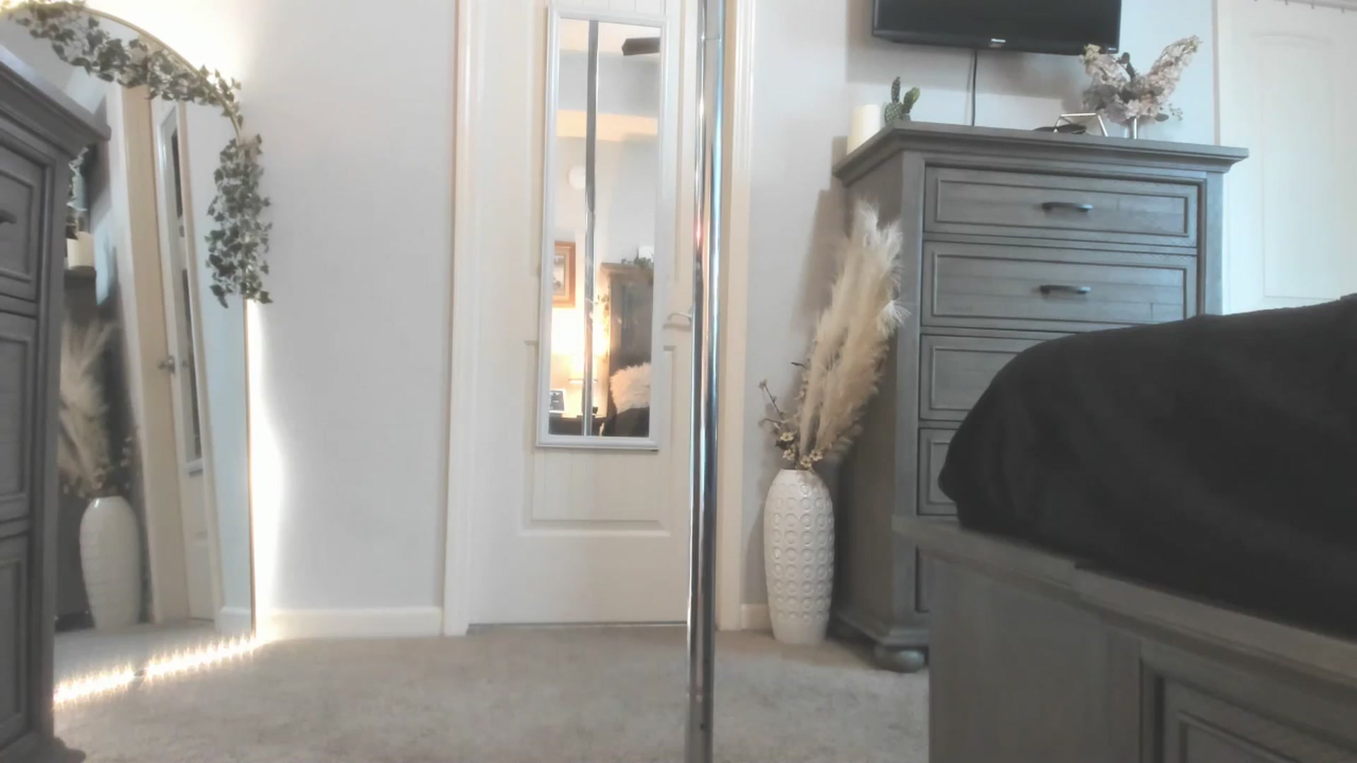 Gallery image thumbnail from MsMarilyn's myfreecams stream on, 06/25/2024, 18:06 image 12 of 20