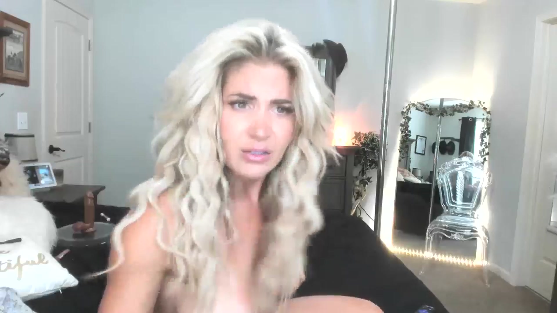 Gallery image thumbnail from MsMarilyn's myfreecams stream on, 06/26/2024, 20:59 image 14 of 20