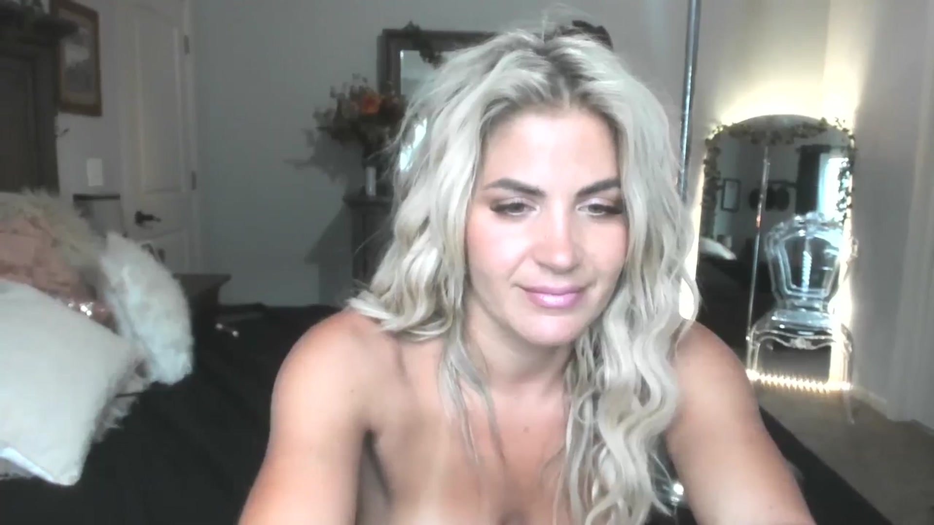 Gallery image thumbnail from MsMarilyn's myfreecams stream on, 06/26/2024, 22:16 image 19 of 20