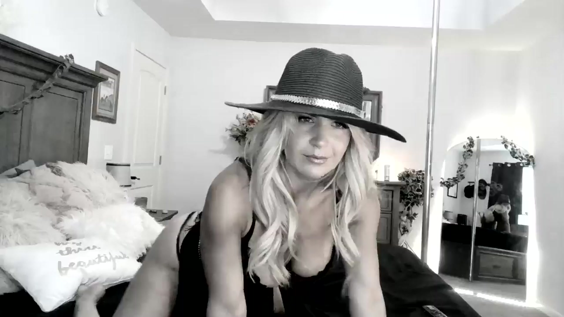 Gallery image thumbnail from MsMarilyn's myfreecams stream on, 07/15/2024, 19:36 image 8 of 20