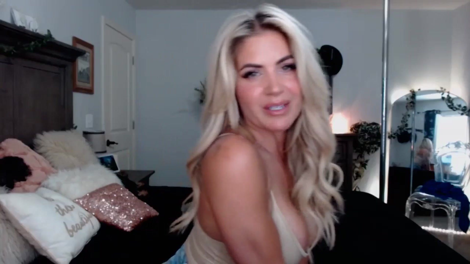 Gallery image thumbnail from MsMarilyn's myfreecams stream on, 07/26/2024, 17:07 image 15 of 20