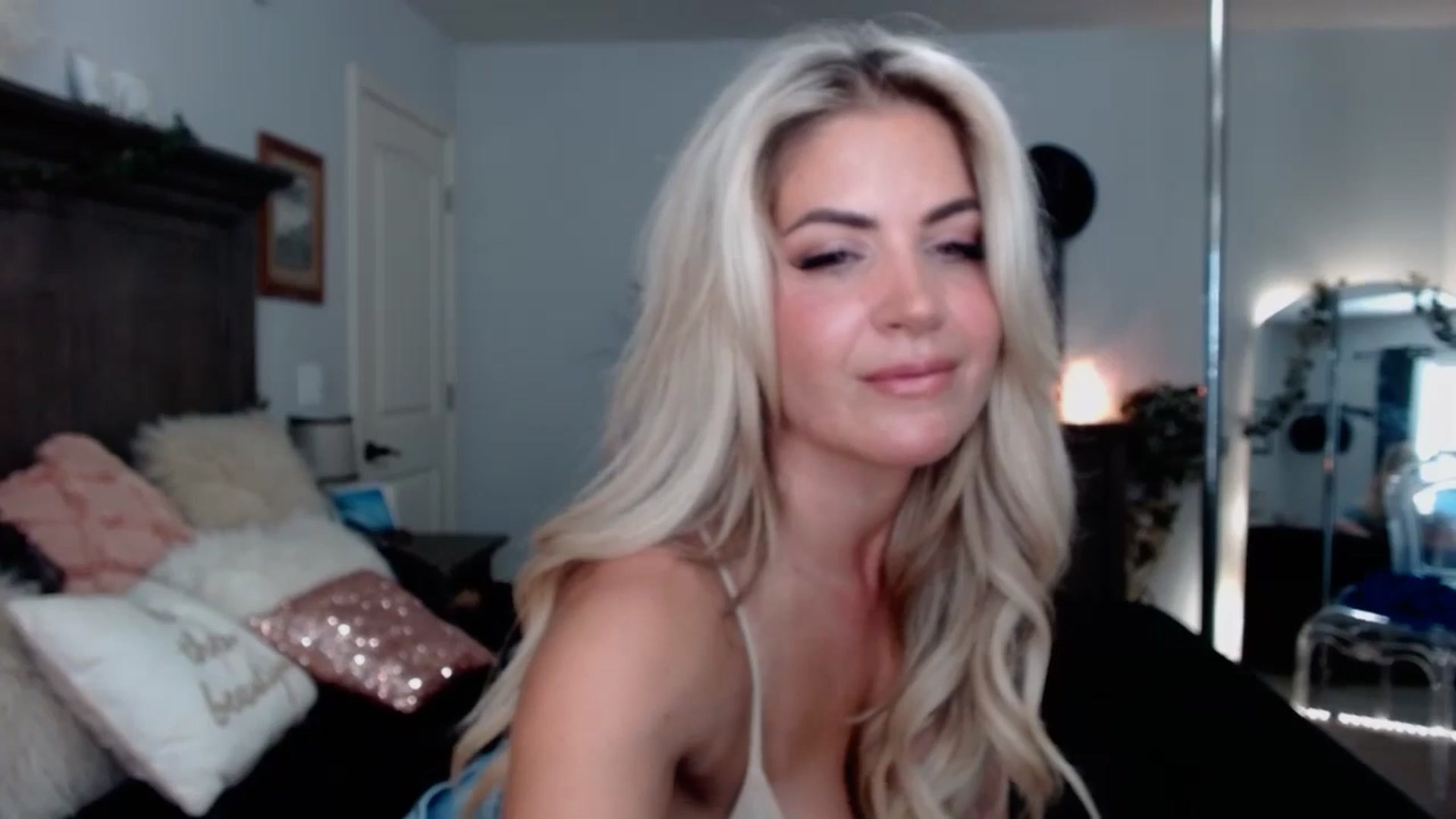 Gallery image thumbnail from MsMarilyn's myfreecams stream on, 07/26/2024, 17:07 image 3 of 20