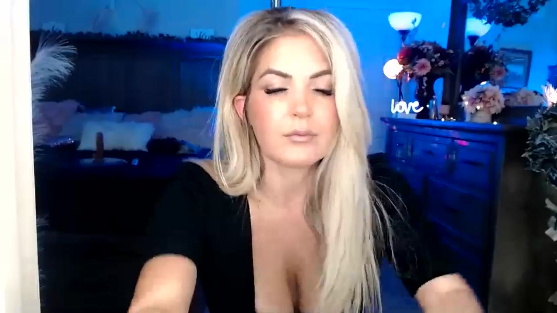 Gallery image thumbnail from MsMarilyn's myfreecams stream on, 09/18/2024, 17:32 image 13 of 20