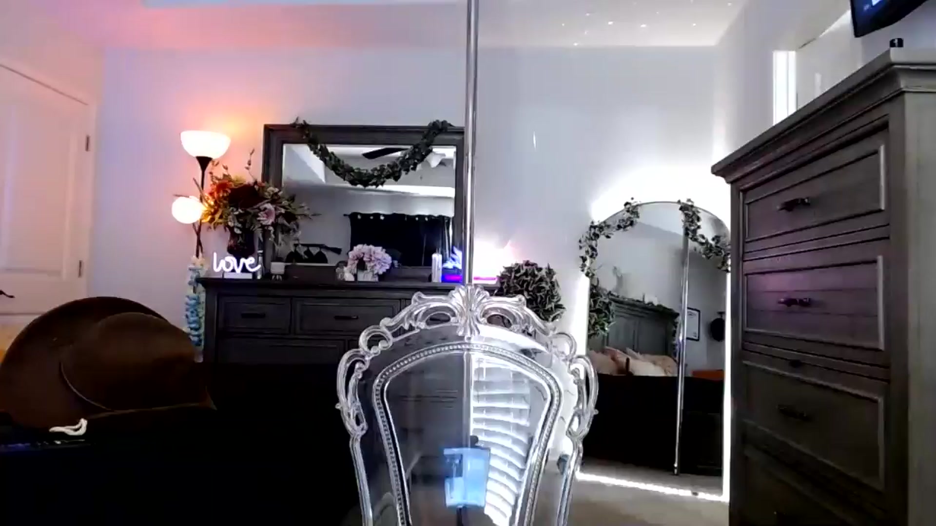 Gallery image thumbnail from MsMarilyn's myfreecams stream on, 09/19/2024, 22:32 image 18 of 20