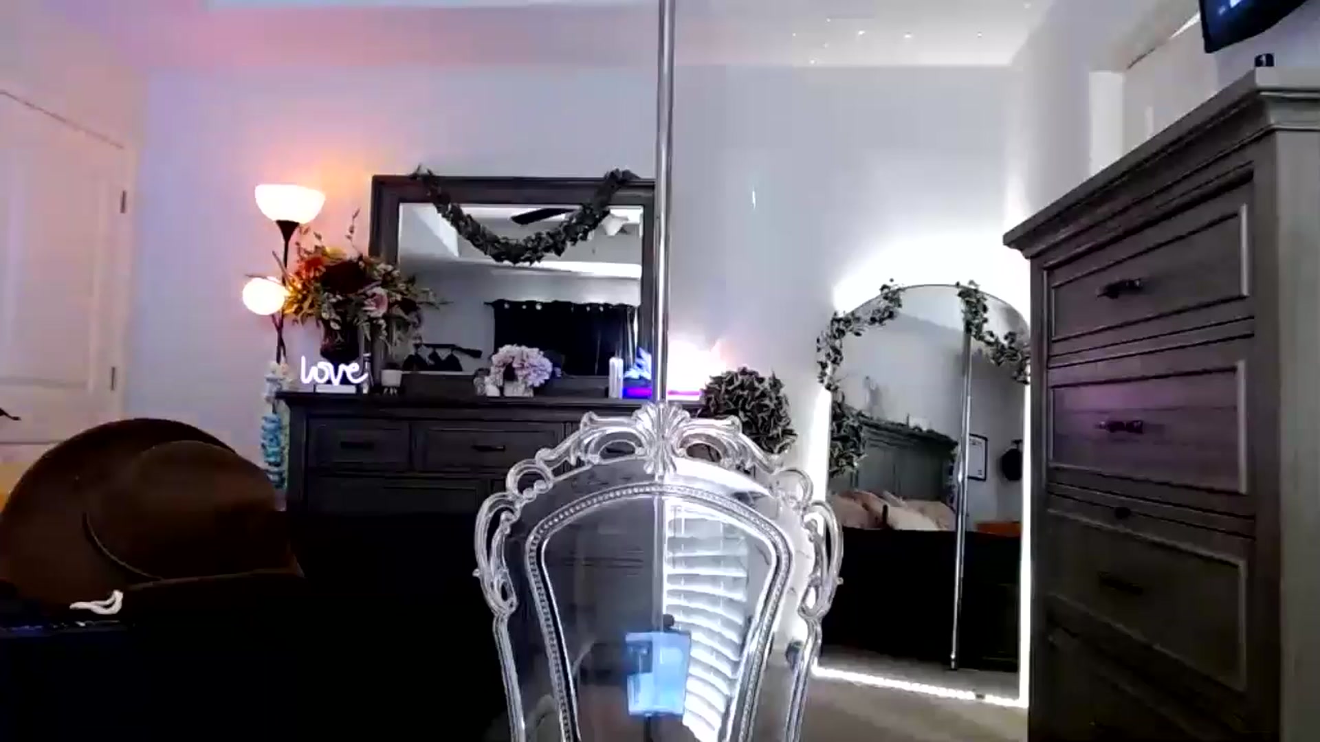 Gallery image thumbnail from MsMarilyn's myfreecams stream on, 09/19/2024, 22:32 image 17 of 20