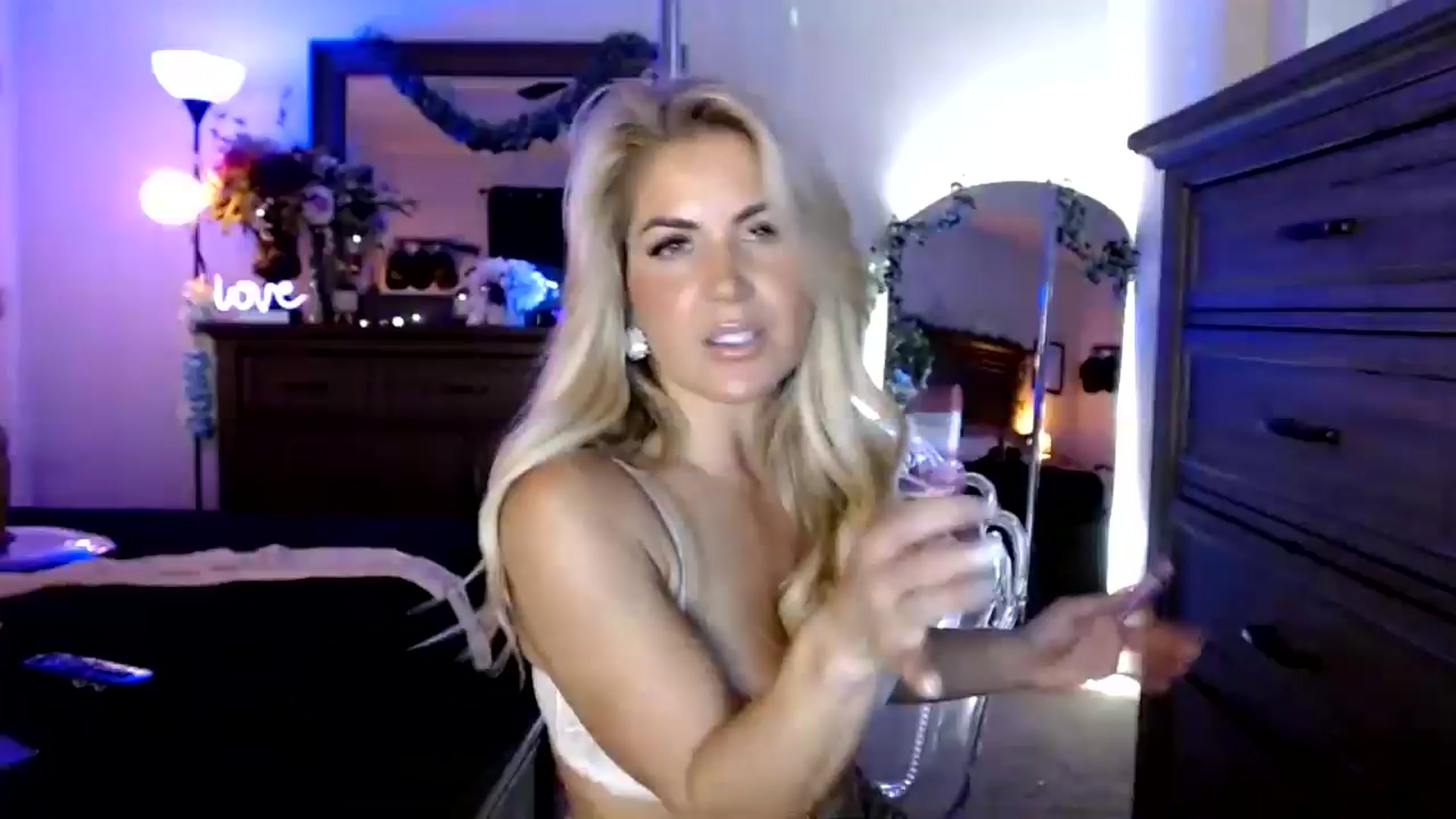 Gallery image thumbnail from MsMarilyn's myfreecams stream on, 09/24/2024, 14:06 image 8 of 20
