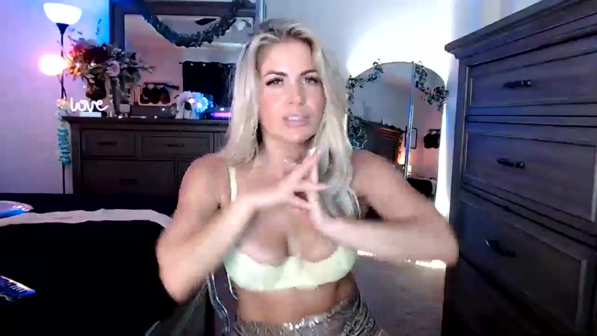 Gallery image thumbnail from MsMarilyn's myfreecams stream on, 09/24/2024, 15:48 image 6 of 20