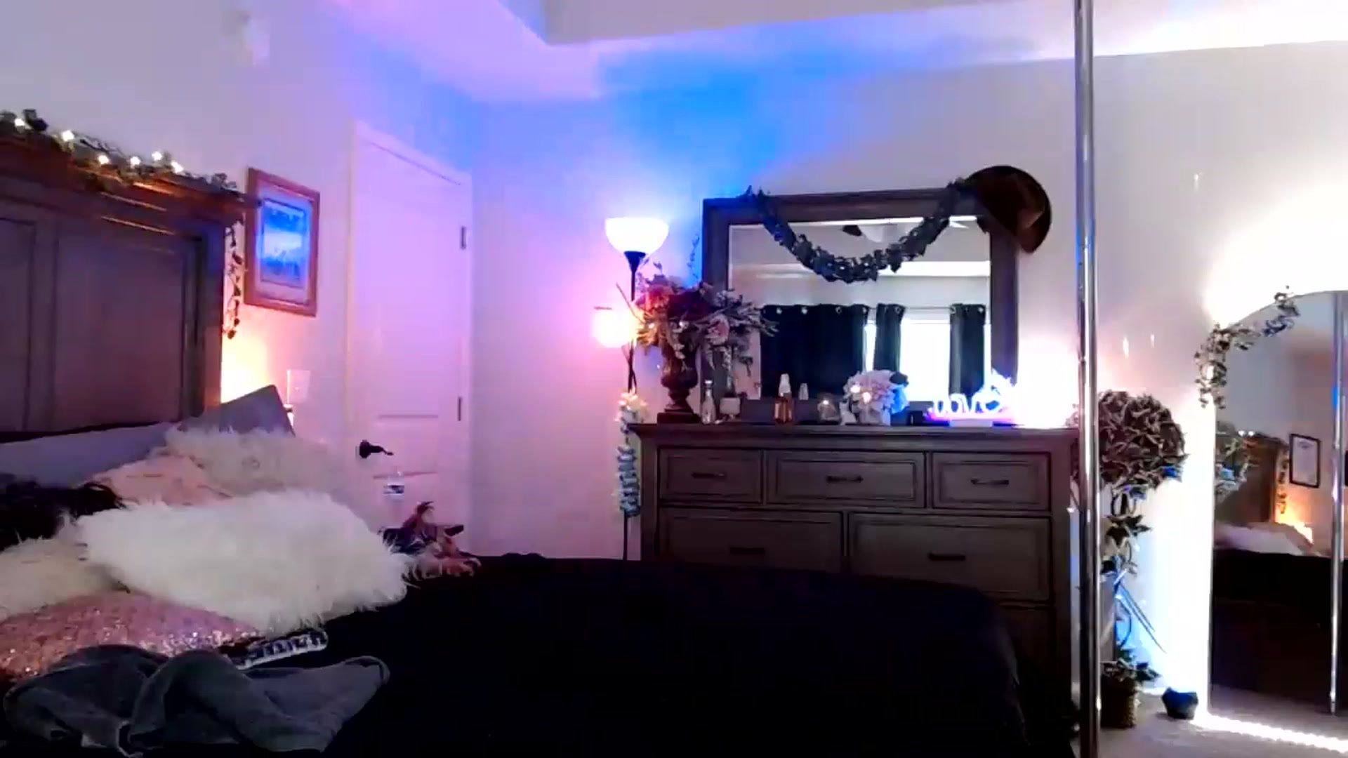 Gallery image thumbnail from MsMarilyn's myfreecams stream on, 09/25/2024, 18:43 image 12 of 20