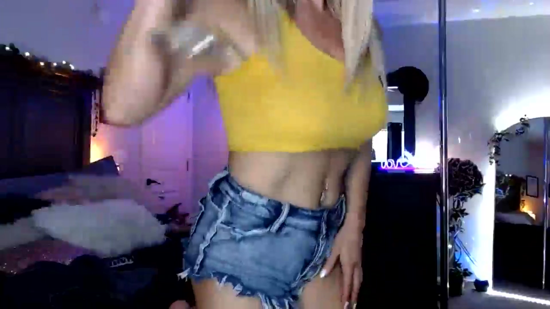 Gallery image thumbnail from MsMarilyn's myfreecams stream on, 09/25/2024, 18:43 image 6 of 20