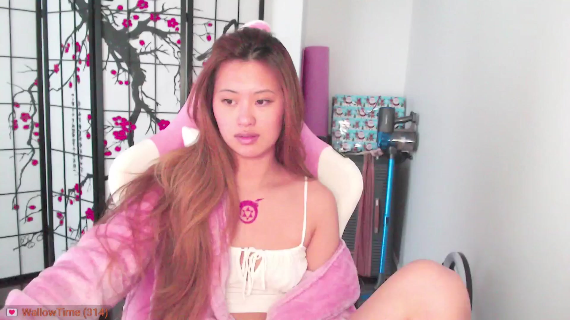 Gallery image thumbnail from MsMoncler's myfreecams stream on, 02/04/2025, 18:38 image 13 of 20
