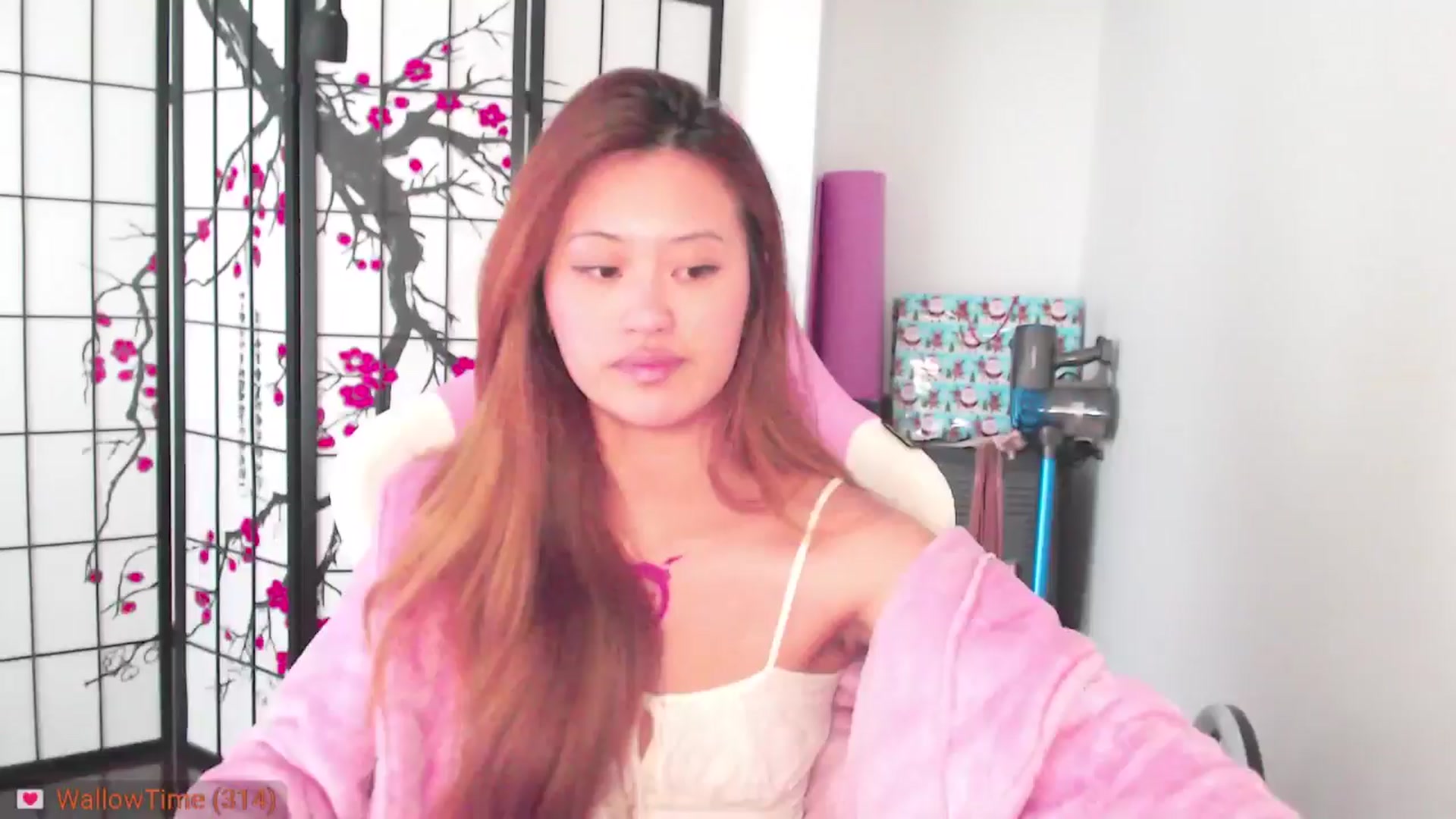 Gallery image thumbnail from MsMoncler's myfreecams stream on, 02/04/2025, 18:38 image 1 of 20
