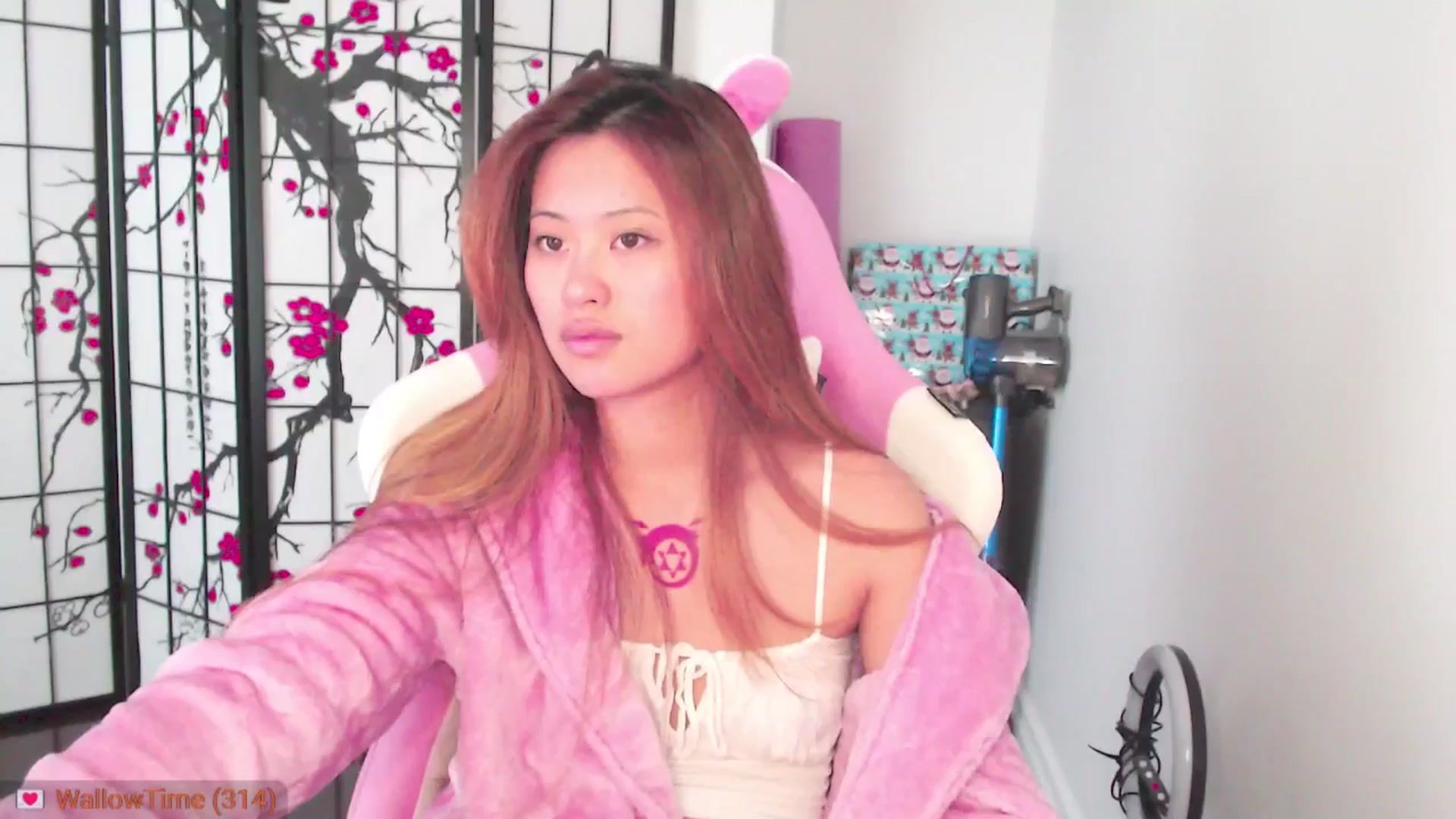 Gallery image thumbnail from MsMoncler's myfreecams stream on, 02/04/2025, 18:38 image 12 of 20