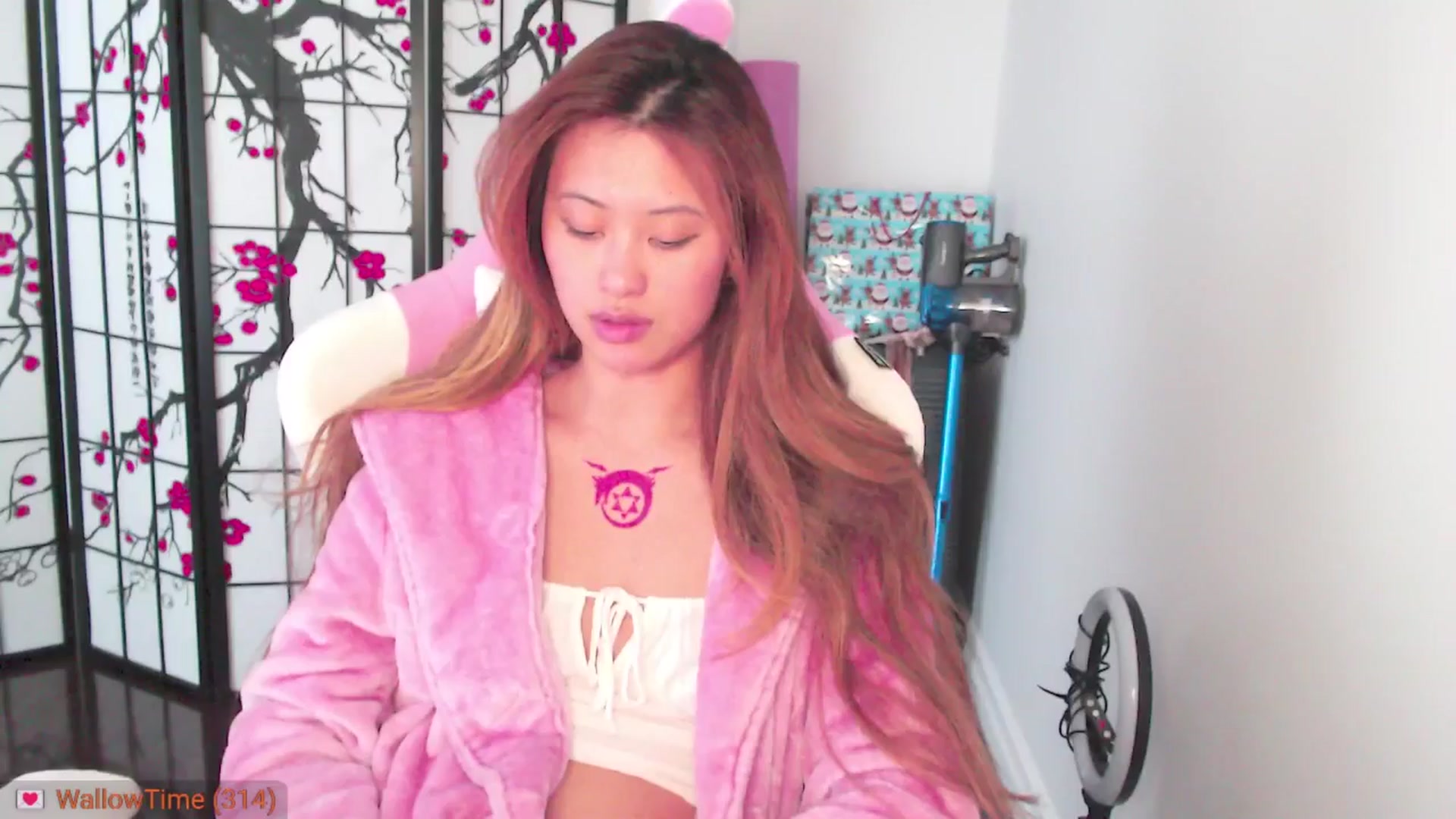 Gallery image thumbnail from MsMoncler's myfreecams stream on, 02/04/2025, 18:38 image 9 of 20