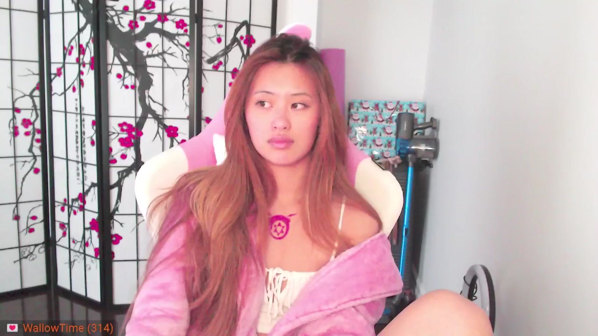 Gallery image thumbnail from MsMoncler's myfreecams stream on, 02/04/2025, 18:38 image 14 of 20