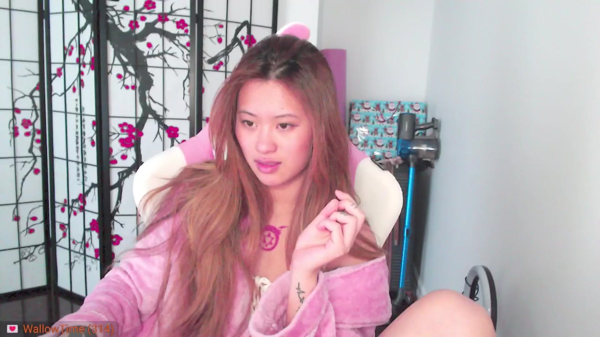 Gallery image thumbnail from MsMoncler's myfreecams stream on, 02/04/2025, 18:38 image 15 of 20