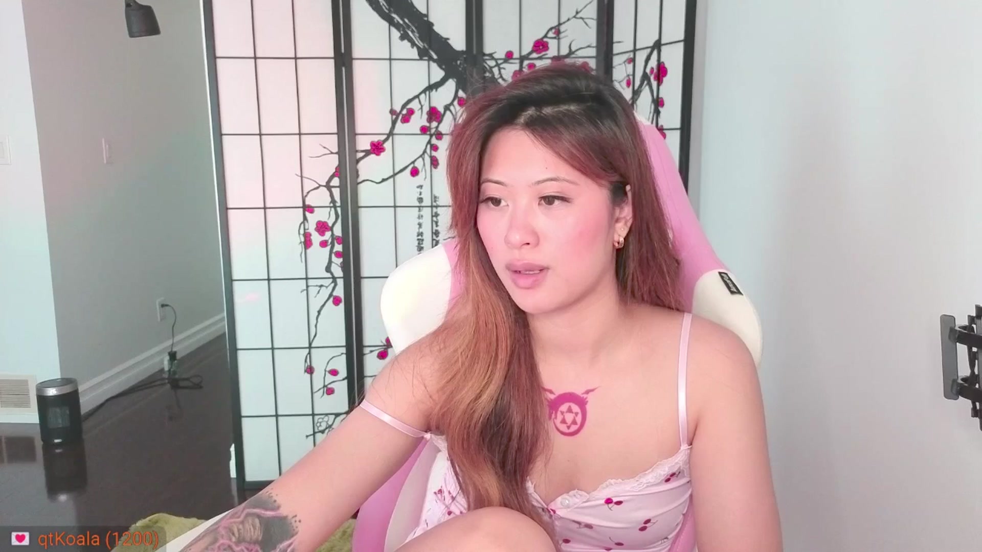 Gallery image thumbnail from MsMoncler's myfreecams stream on, 03/25/2025, 18:32 image 20 of 20