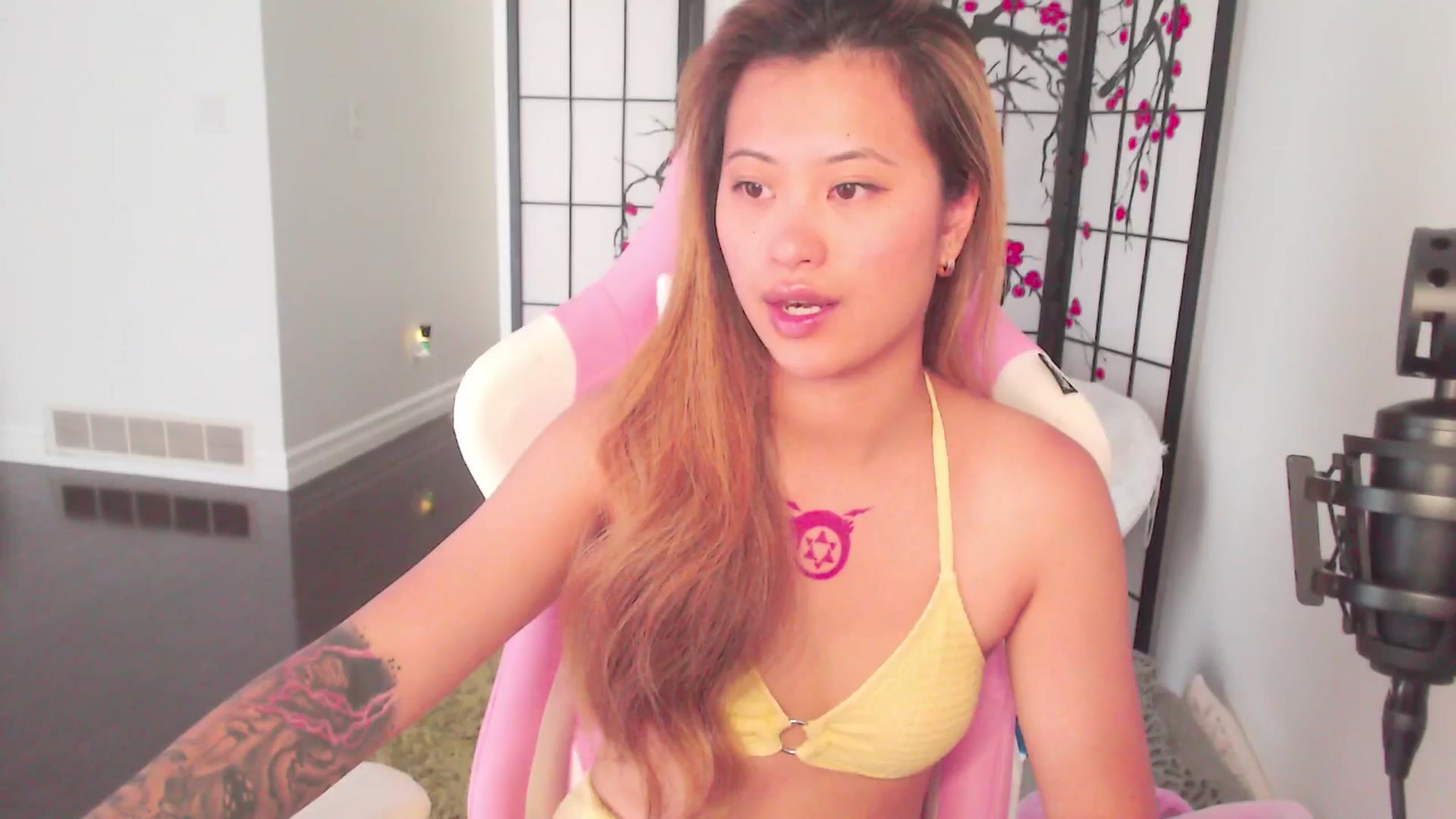 Gallery image thumbnail from MsMoncler's myfreecams stream on, 06/16/2025, 15:36 image 6 of 20