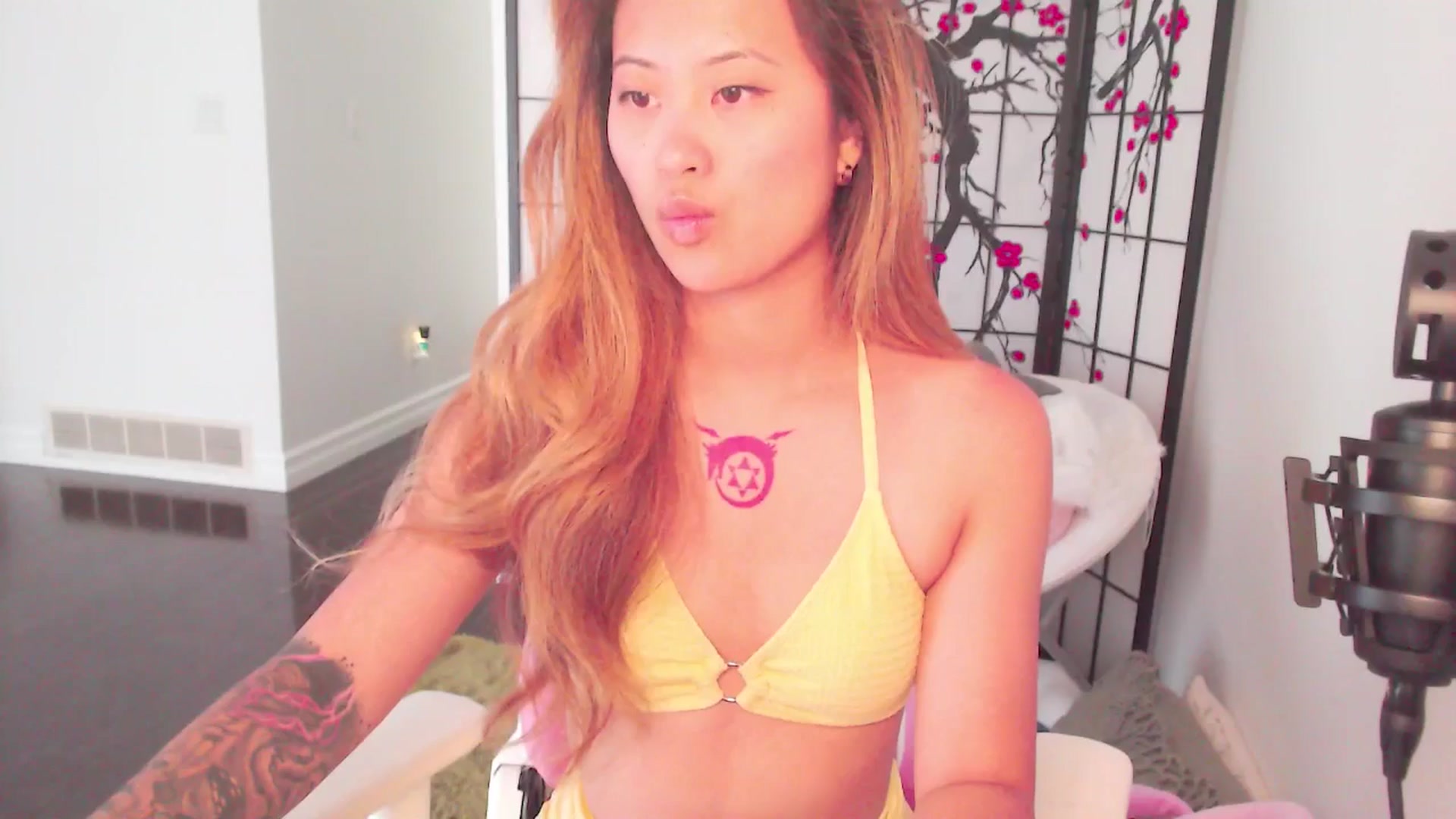 Gallery image thumbnail from MsMoncler's myfreecams stream on, 06/16/2025, 15:36 image 9 of 20