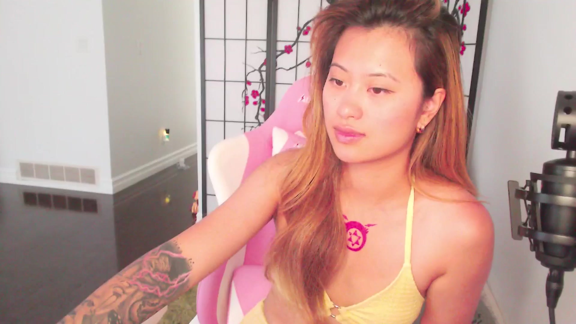 Gallery image thumbnail from MsMoncler's myfreecams stream on, 06/16/2025, 15:36 image 17 of 20