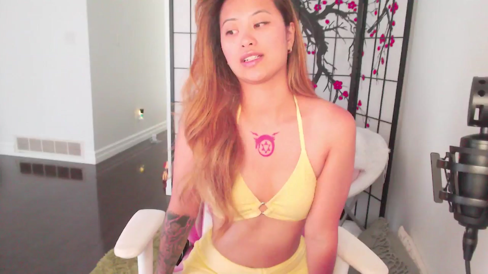 Gallery image thumbnail from MsMoncler's myfreecams stream on, 06/16/2025, 15:36 image 15 of 20