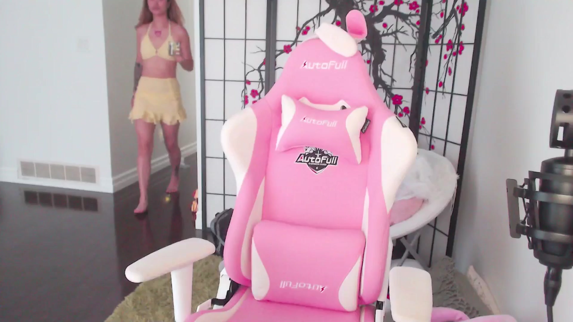 Gallery image thumbnail from MsMoncler's myfreecams stream on, 06/16/2025, 15:36 image 7 of 20