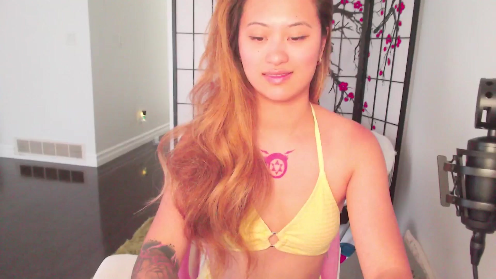 Gallery image thumbnail from MsMoncler's myfreecams stream on, 06/16/2025, 15:36 image 19 of 20